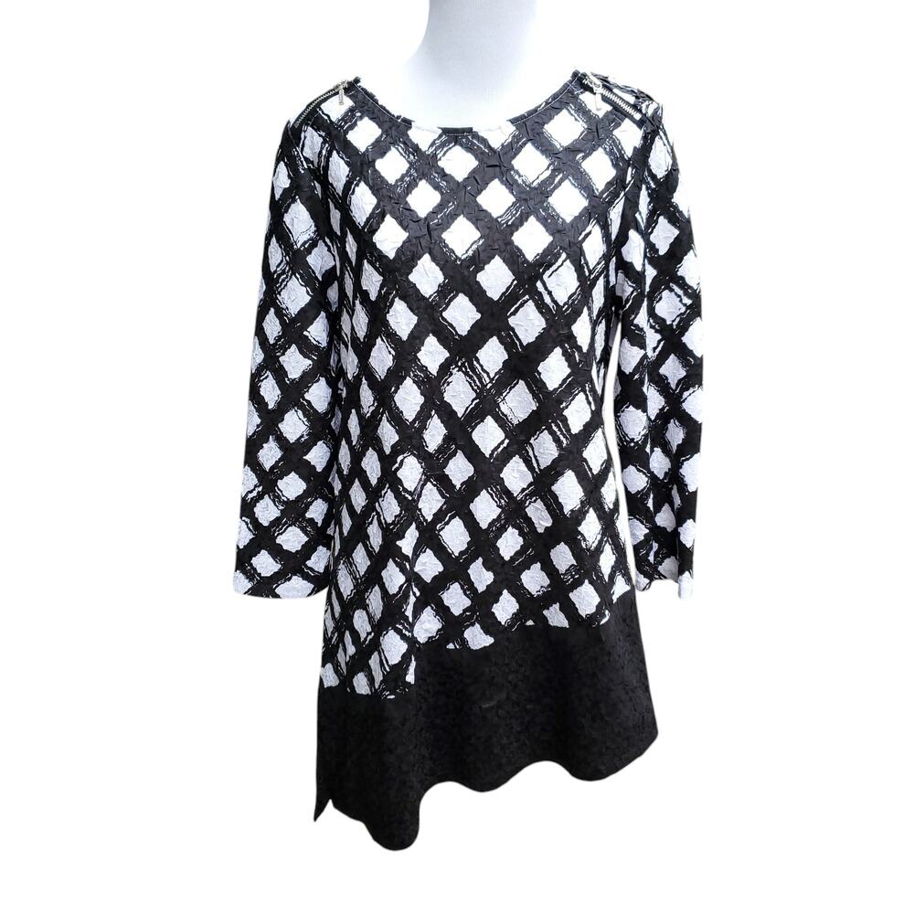 Chico's Travelers Sz 0 Top Blouse Shirt Black White Geometric Asymmetric Hem